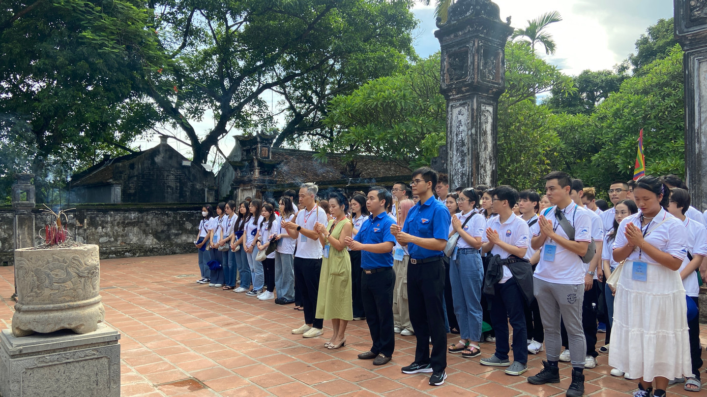 Các thanh niên, sinh viên kiều bào kính cẩn dâng hương tại cố đô Hoa Lư, Ninh Bình.