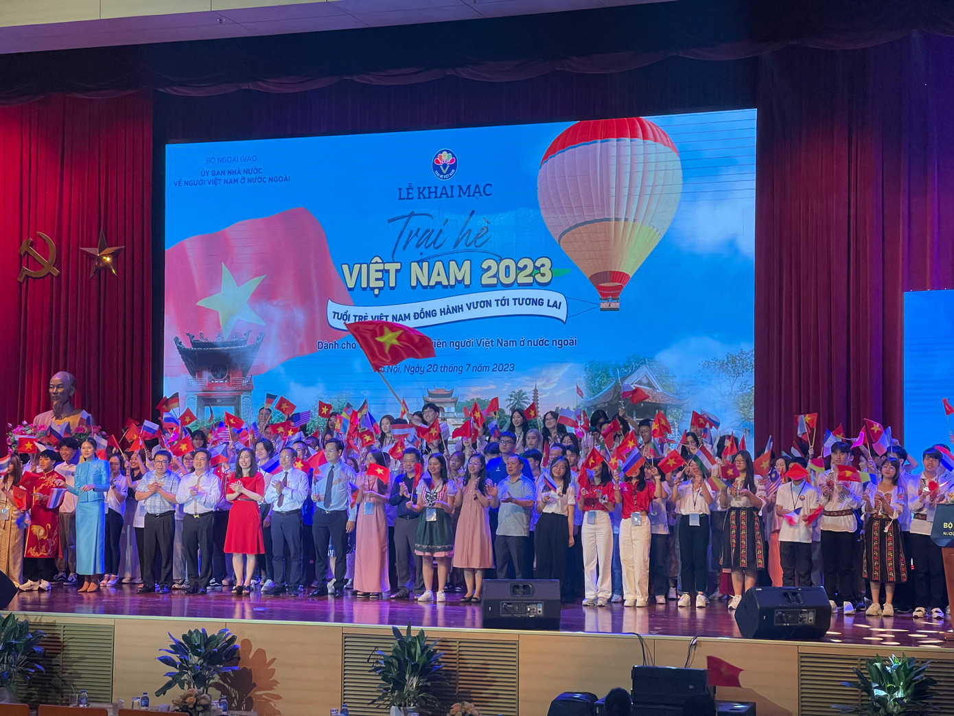 Thứ trưởng, Chủ nhiệm Ủy ban Nhà nước về người Việt Nam ở nước ngoài Lê Thị Thu Hằng và lãnh đạo UBND TP Hà Nội cùng các đại biểu tham gia Trại hè Việt Nam năm 2023. (Ảnh: L.A)