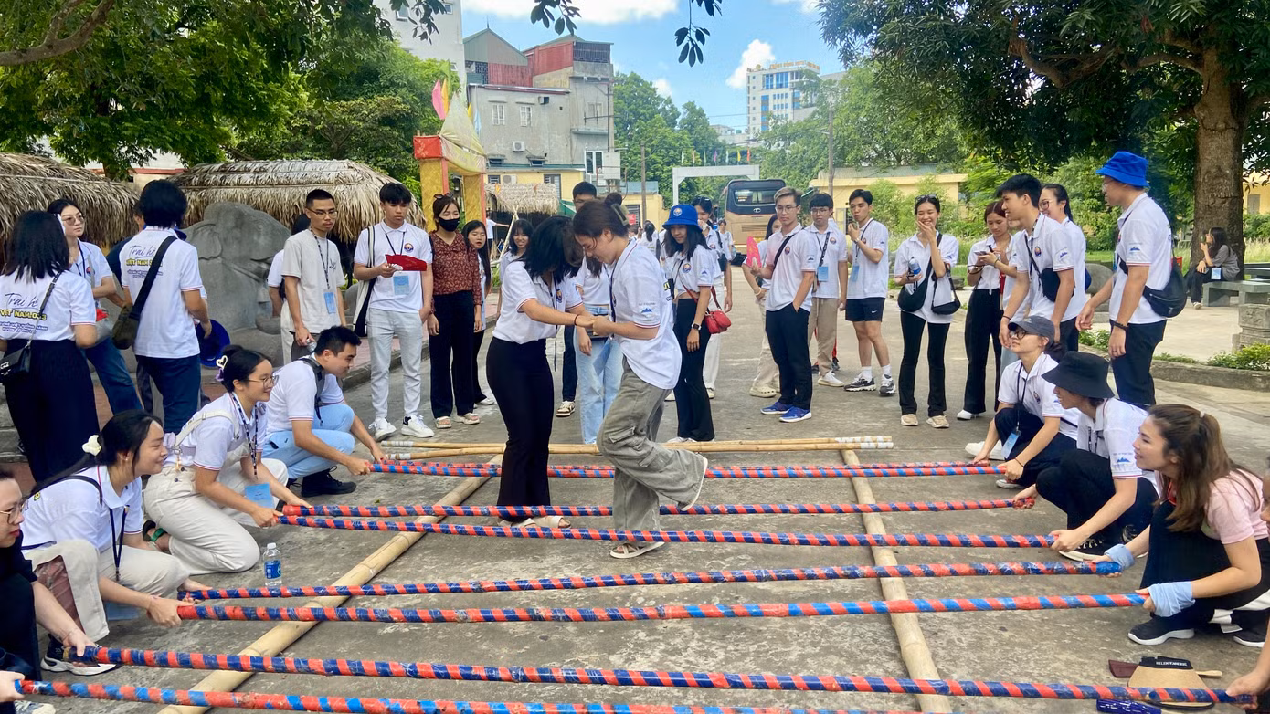 Thích thú với trò chơi múa sạp. Thích thú với trò chơi múa sạp.