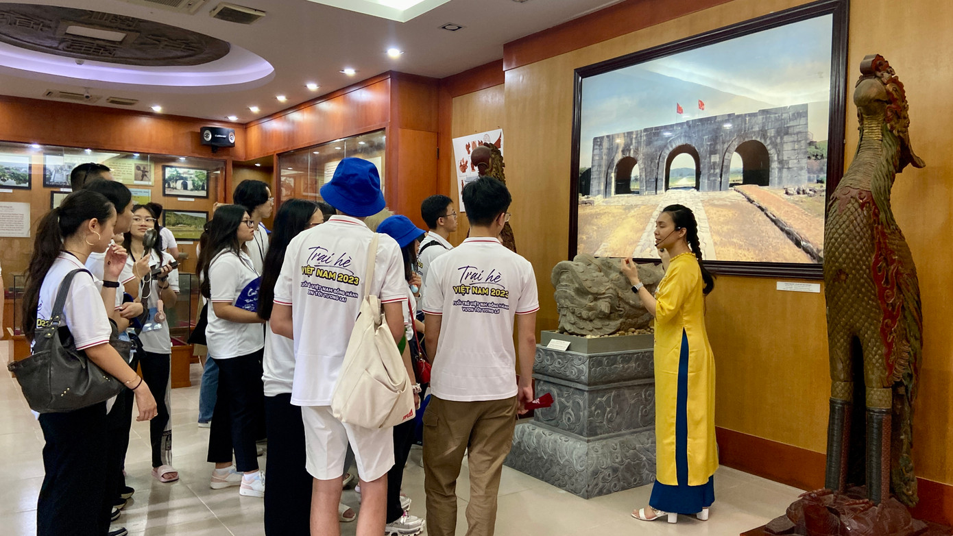 Các bạn trẻ kiều bào được nghe giới thiệu về Khu Di tích Quốc gia đặc biệt Lam Kinh, Thanh Hóa