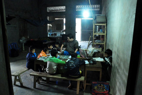 Hơn 3 năm, anh Trường ngồi xe lăn, miệt mài viết chữ bằng miệng, giảng bài cho các em học sinh trong thôn