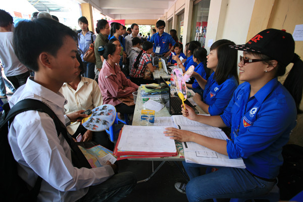 Các sinh viên tình nguyện hướng dẫn cho thí sinh tại bến xe Giáp Bát