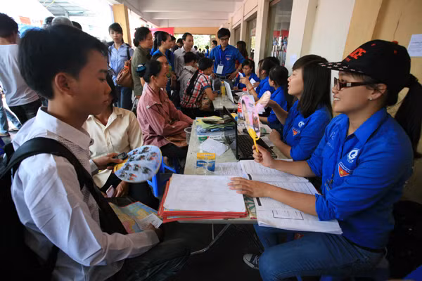 Các sinh viên tình nguyện hướng dẫn cho thí sinh tại bến xe Giáp Bát