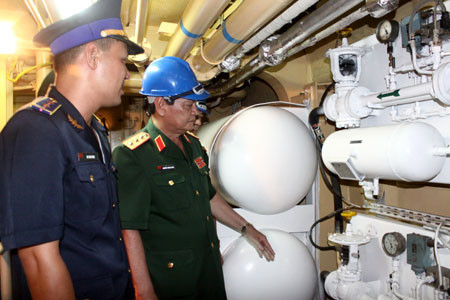 Thượng tướng Nguyễn Thành Cung thăm buồng máy của tàu CSB 8003