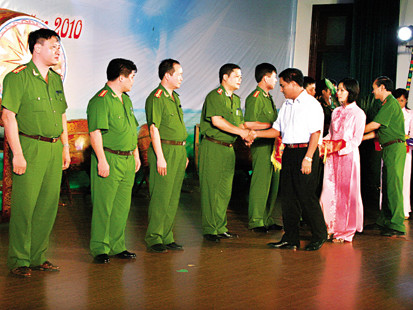 Trung tướng Cao Ngọc Oánh - Tổng cục trưởng Tổng cục VIII - Bộ Công an (áo trắng) trao cờ cho lãnh đạo các trại giam. (Giadinh.net)