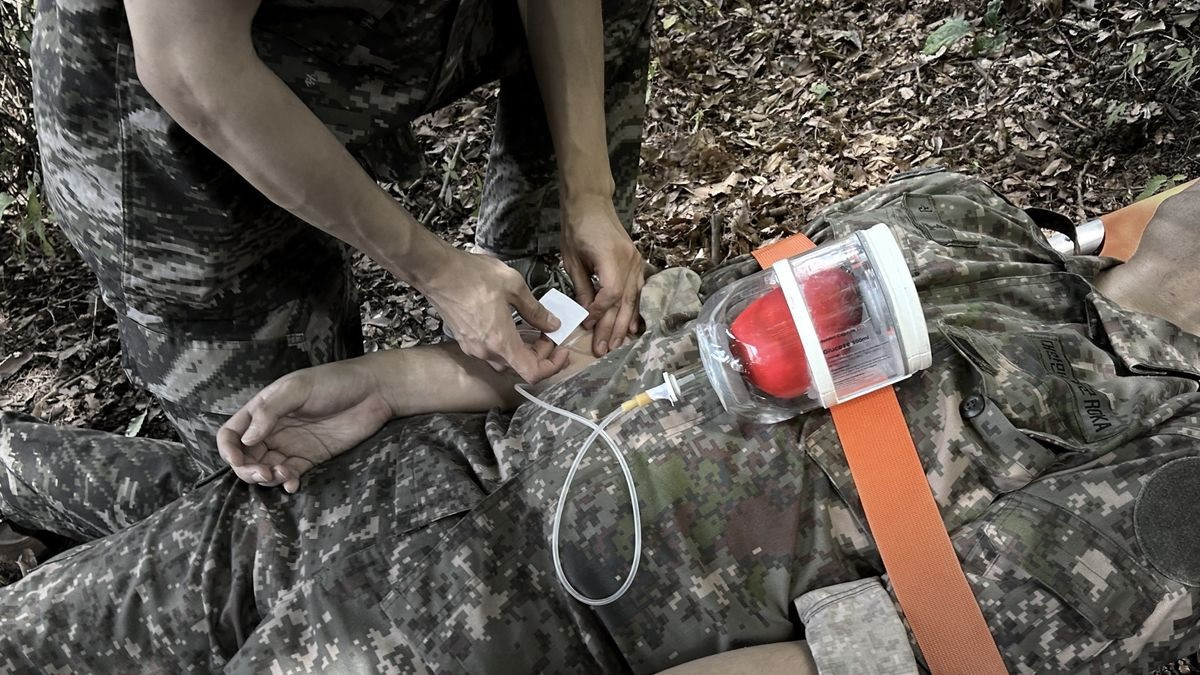 Golden Capsule — Thiết bị tiêm thuốc được tối ưu hóa cho các tình huống thảm họa khẩn cấp (Ảnh: Yujin Chae) Golden Capsule — Thiết bị tiêm thuốc được tối ưu hóa cho các tình huống thảm họa khẩn cấp (Ảnh: Yujin Chae)