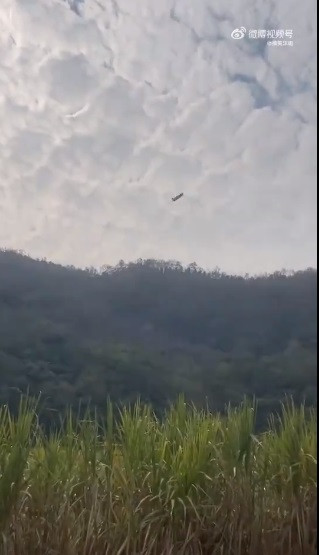 Mảnh tên lửa đang rơi xuống gần khu vực dân cư