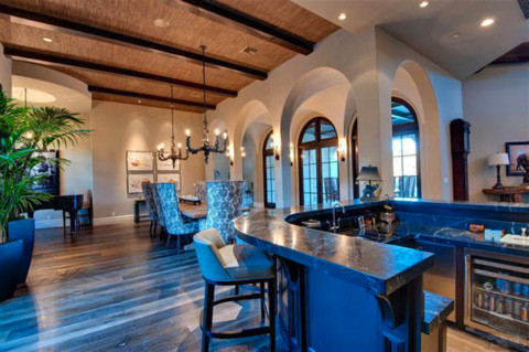 Phòng khách ấm cúng, lộng lẫy Bể bơi ngoài trời rộng rãi Phòng bếp đầy đủ tiện nghi Phòng ăn liền kề với một quầy bar trong nhà. Phòng khách ấm cúng, lộng lẫy Bể bơi ngoài trời rộng rãi Phòng bếp đầy đủ tiện nghi Phòng ăn liền kề với một quầy bar trong nhà.