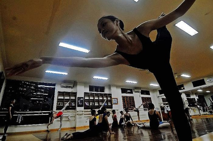 Hình ảnh các sinh viên hăng say tập luyện múa ba lê trước sự hướng dẫn của giáo viên bộ môn