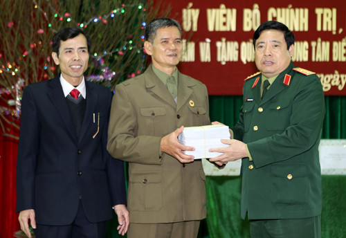 Bộ trưởng tặng quà thương binh tại Trung tâm điều dưỡng thương binh Kim Bảng