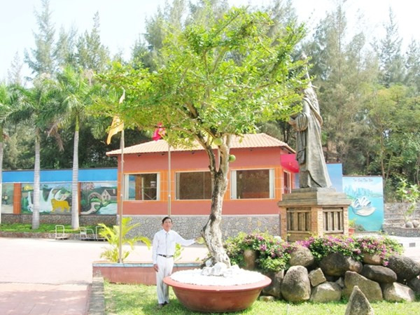 Ông Lê Ân trước căn nhà trưng bày "siêu giường". Ông Lê Ân trước căn nhà trưng bày