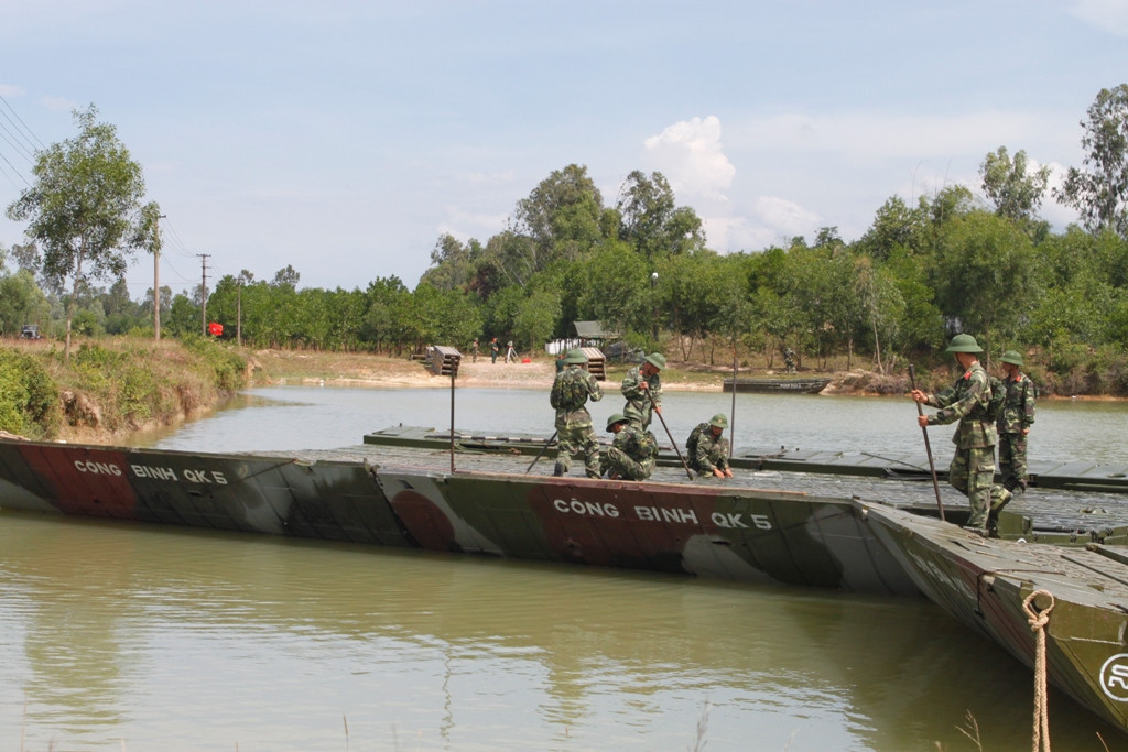 Tiểu đoàn vượt sông 25 thuộc Lữ đoàn 270 huấn luyện bắc cầu phao