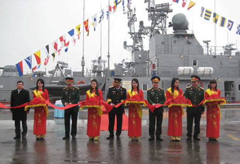 Lễ cắt băng bàn giao tàu. Ảnh: QĐND