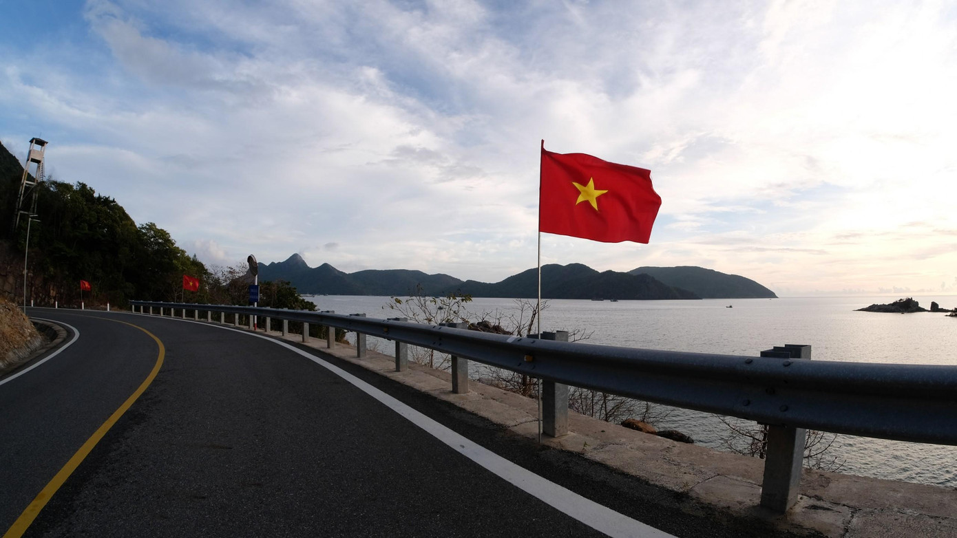 Năm nay, Ban tổ chức giải đã cắm 1.700 lá cờ Tổ quốc dọc đường chạy, phủ sắc đỏ vàng giữa biển khơi.