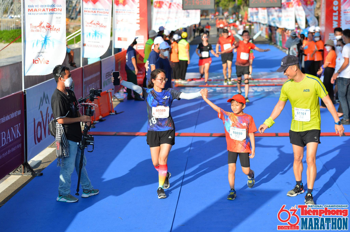 Gia đình VĐV nhí Trần Minh Khang cùng chinh phục Tiền Phong Marathon 2022