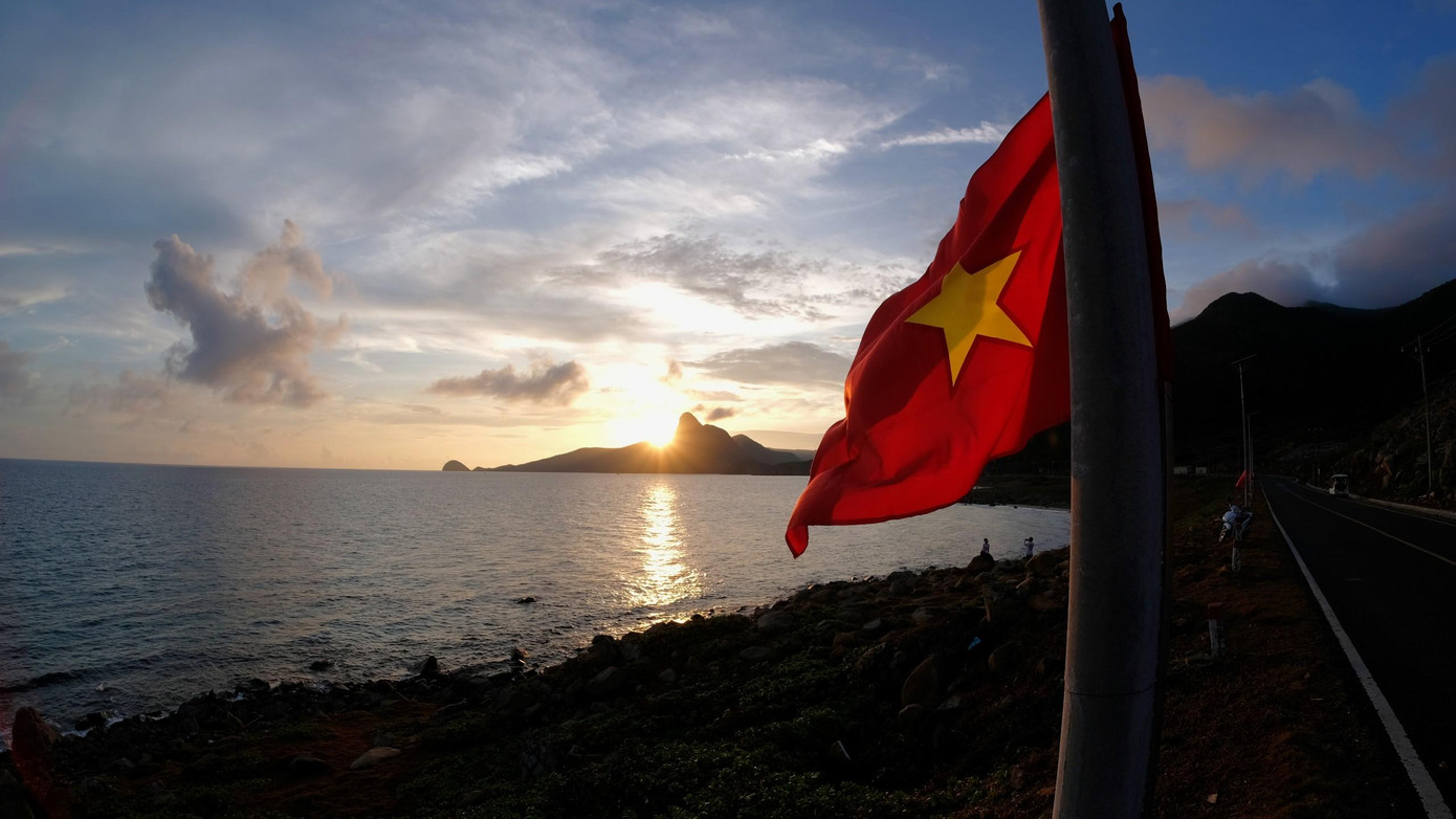 Theo các vận động viên (VĐV) đang tập luyện tại Côn Đảo, chạy giữa rừng cờ đỏ sao vàng luôn mang đến cảm xúc khó tả. Điều này như tiếp thêm năng lượng, cho các VĐV cố gắng hoàn thành cự ly của mình, dù đường chạy có khắc nghiệt đến mấy.