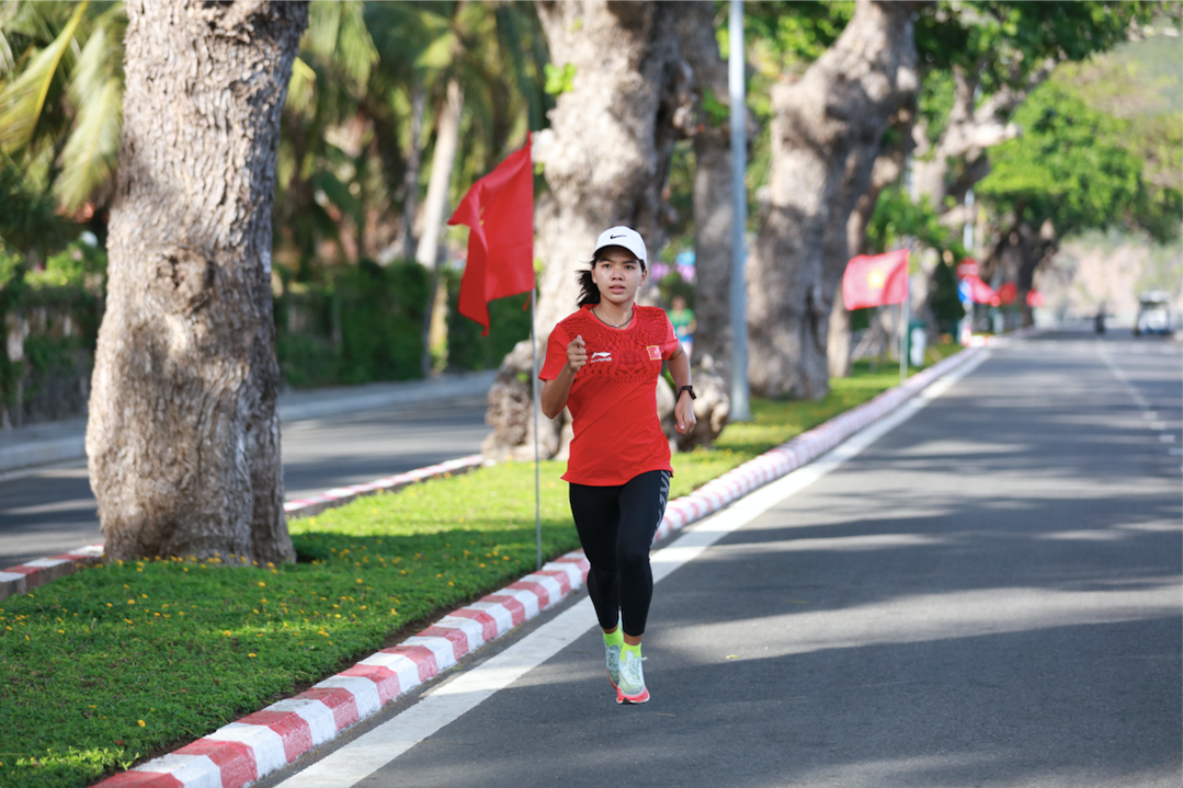 Hình ảnh hàng nghìn VĐV chạy dưới rừng cờ đỏ sao vàng tung bay giữa biển khơi sẽ là hình ảnh thiêng liêng, đáng nhớ nhất không chỉ ở Tiền Phong Marathon, mà còn với bất cứ giải chạy nào ở Việt Nam.