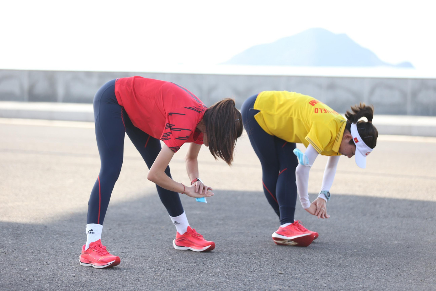 Song hành cùng VĐV sinh năm 1995 trên đường chạy là đồng nghiệp trên tuyển Lò Thị Thanh.