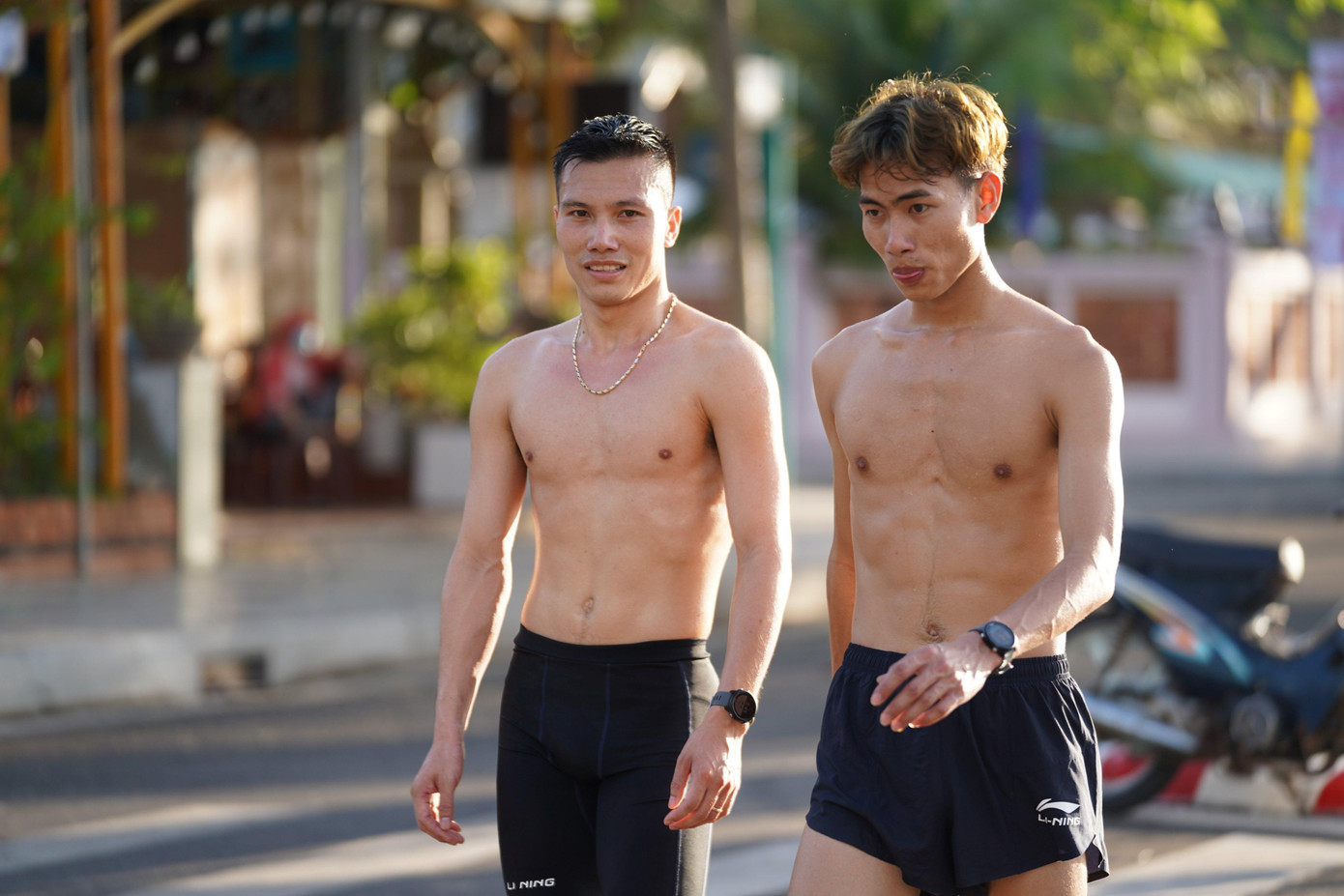 Đỗ Quốc Luật (Quân đội) và Lê Tiến Long (Hà Tĩnh) nhễ nhại mồ hôi. Cởi trần là cách duy nhất để các “nam thần điền kinh” giải nhiệt cho các bài tập. Đây là hai VĐV sẽ đại diện Việt Nam tham dự nội dung chạy 3000m chướng ngại vật tại SEA Games 31. Ảnh: Đỗ Quốc Luật (Quân đội) và Lê Tiến Long (Hà Tĩnh) tranh tài ở nội dung 10km nam tuyển tại Tiền Phong Marathon 2022. Đỗ Quốc Luật đã vô địch 7 năm liên tiếp ở cự ly này.