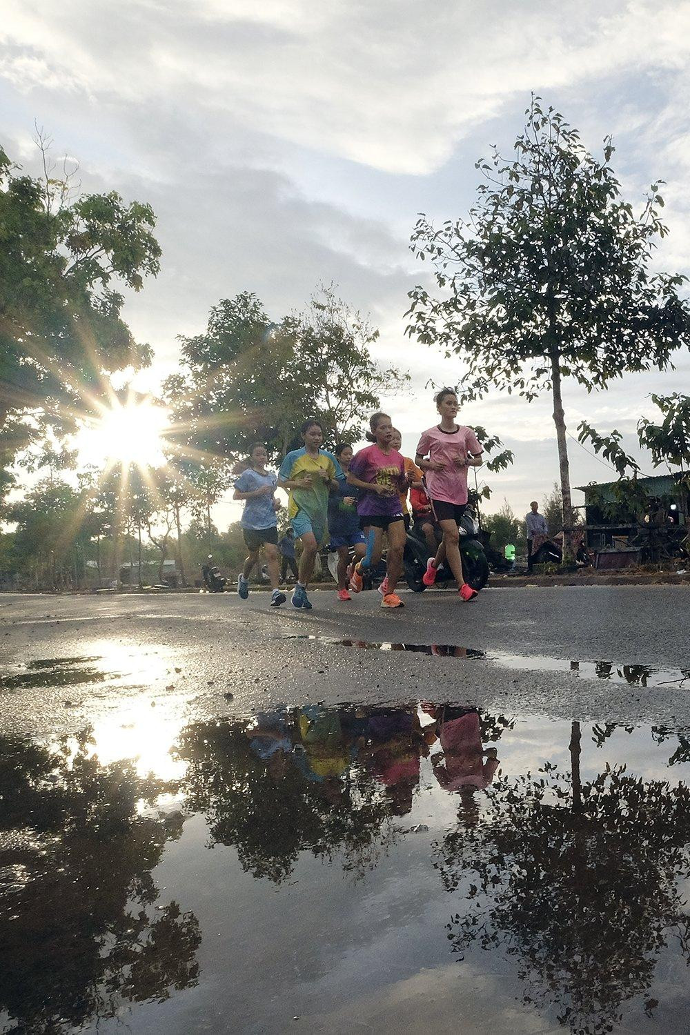 Hồng Lệ và các VĐV trẻ của Bình Định hăng say tập luyện.