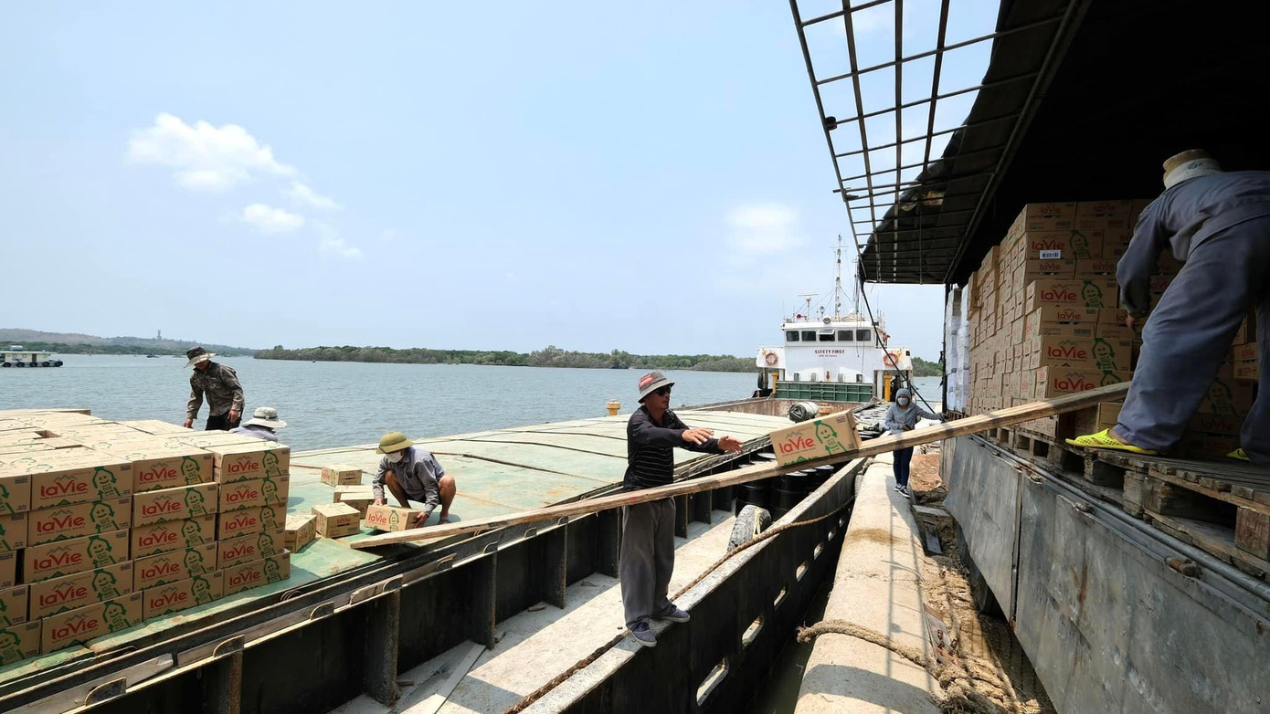 Những ngày qua, cảng Bến Đầm (Côn Đảo) vô cùng náo nhiệt, gấp rút chạy đua với thời gian để kịp thời điểm đón các VĐV, quan khách đến tham dự Tiền Phong Marathon 2022.