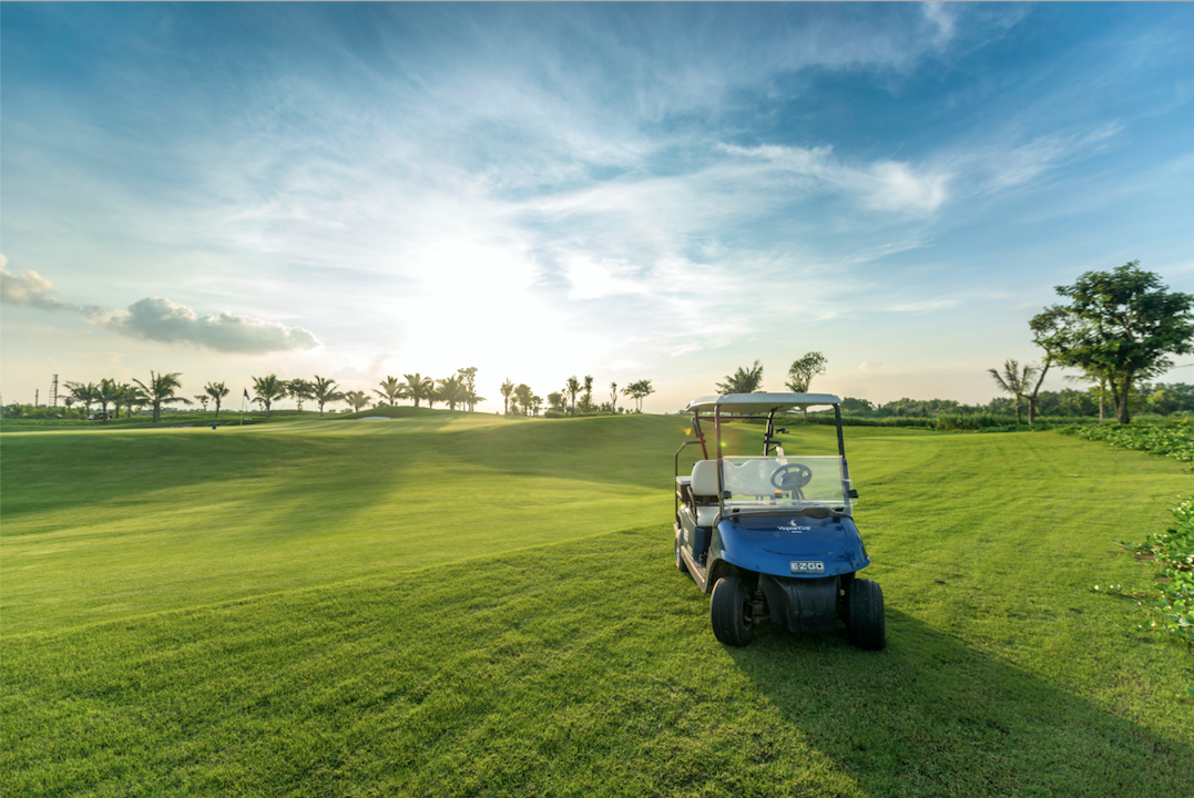 Tất cả các đường golf tại fairway đều được phủ cỏ Platinum Paspalum. Trong khi đó, khu vực green sử dụng cỏ Bermuda TifEagle. Đây đều là những loại cỏ cao cấp được trồng tại nhiều sân golf lớn chuyên nghiệp. Đó cũng là lý do vì sao sân Vinpearl Vũ Yên luôn hoạt động trong điều kiện lý tưởng bất kể thời gian và trở thành điểm đến hấp dẫn với các golfer.