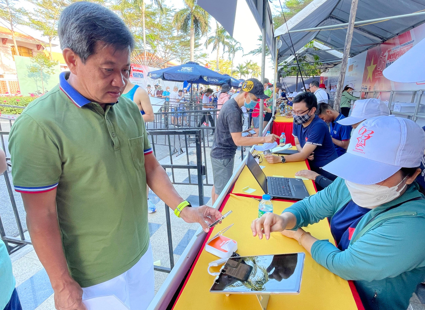 Cựu Phó chủ tịch UBND quận 1 (TPHCM) Đoàn Ngọc Hải cũng có mặt ở Quảng trường Côn Đảo để nhận BIB. Ông đăng ký tranh tài ở cự ly 42 km ở mùa giải năm nay.