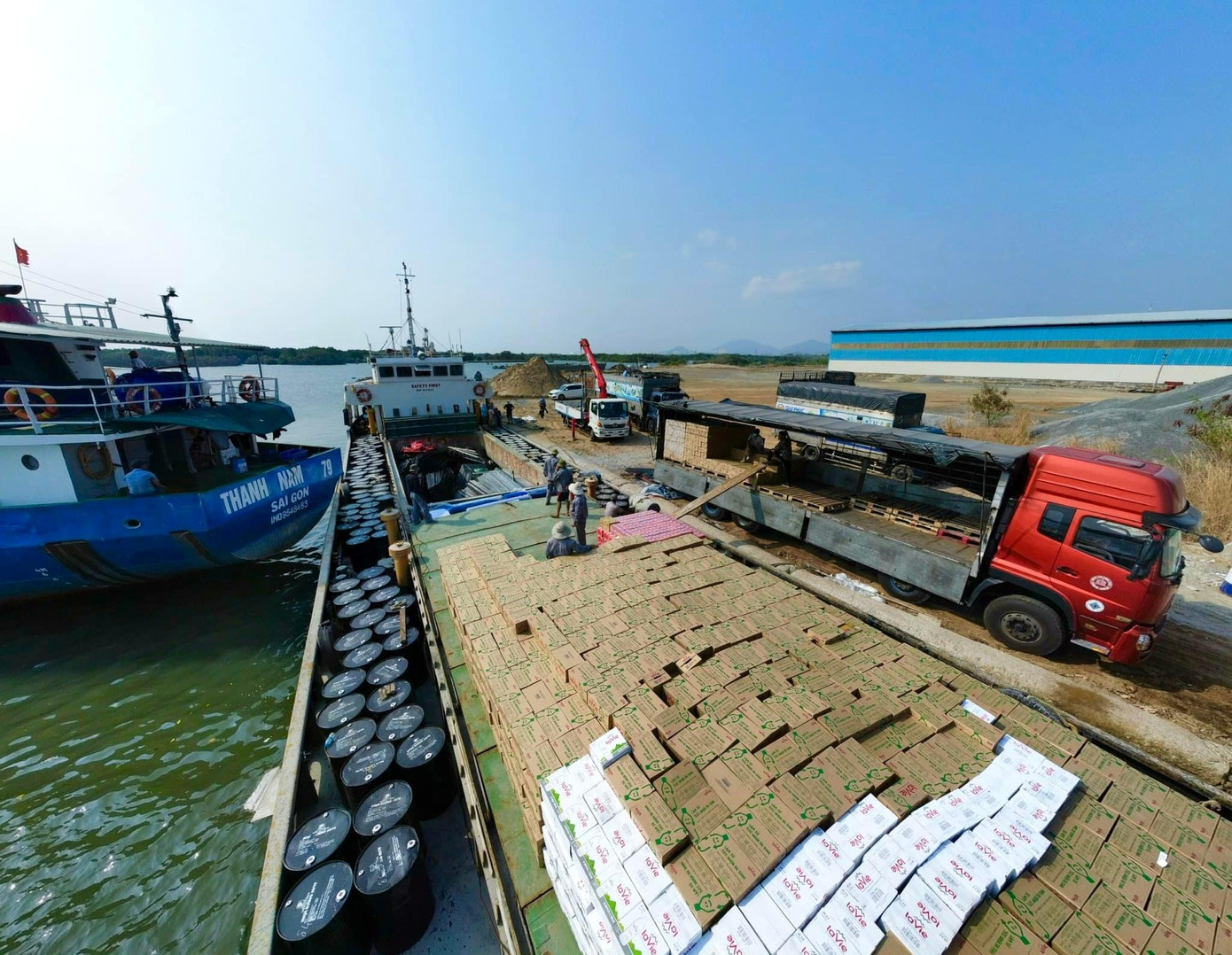 Hơn 100 tấn hàng hoá đang nối đuôi nhau cập cảng. Và để nhận số hàng hoá này, cần khoảng 10 ngày với số lượng hàng gấp 5 lần giải Tiền Phong Marathon 2020 tại Lý Sơn.