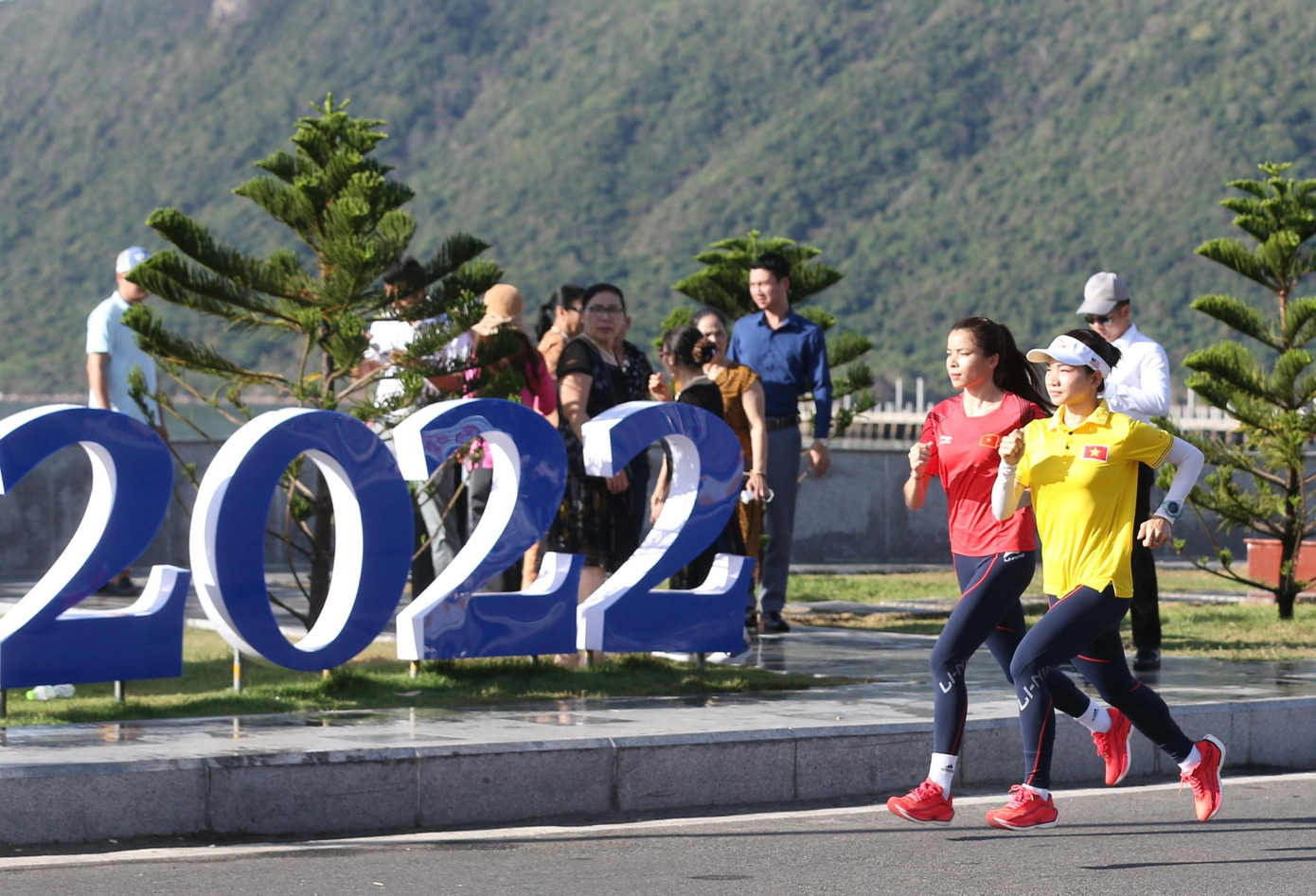 &quot;Côn Đảo rất đẹp, đẹp hơn nhiều so với tưởng tượng của tôi. Hôm nay, tôi đã có buổi chạy đầu tiên tại đây. Mặt đường đẹp nhưng runner cần chú ý thử thách về điều kiện thời tiết. Thời tiết khá nắng nóng. Tôi mới chạy buổi đầu nên hơi khó thở. Tôi nghĩ rằng nếu có điều kiện các VĐV nên đến sớm để nhanh chóng thích nghi với thời tiết nơi đây và lưu ý nạp năng lượng đầy đủ trên đường chạy&quot;, Oanh chia sẻ sau buổi tập sáng nay.