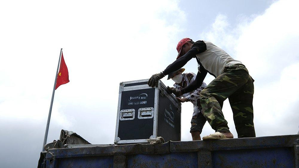 Thời tiết tại Côn Đảo khá nắng nóng, nhưng công tác luôn được tiến hành khẩn trương.