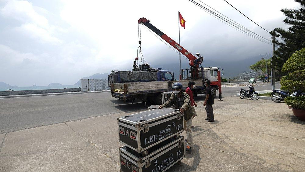 Các chuyến hàng liên tục cập bến tại Côn Đảo.
