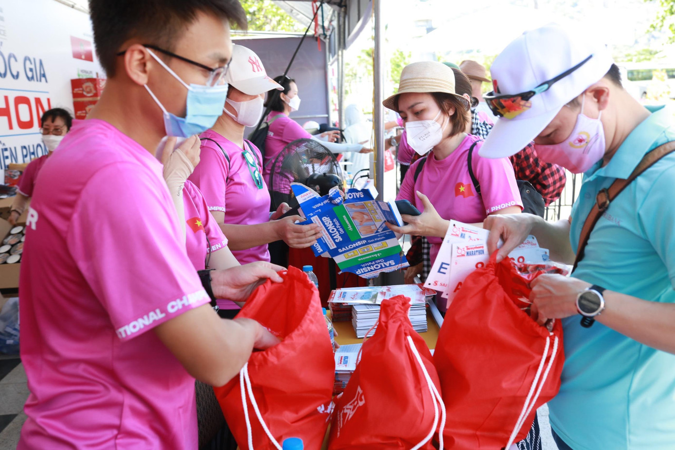 Bên cạnh BIB, áo Finisher, trong bộ racekit của Tiền Phong Marathon 2022 còn có nhiều vật phẩm khác của nhà tài trợ như ly mì, miếng dán hỗ trợ VĐV, nước ngọt, bình đựng nước thể thao…