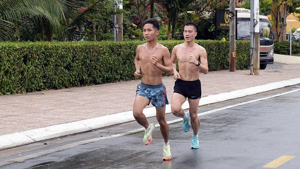 Đương kim vô địch 10km nam tuyển Đỗ Quốc Luật cùng đoàn VĐV Quân đội đã có mặt tại Côn Đảo từ ngày 17/3 vừa qua. Đỗ Quốc Luật đang hướng tới mục tiêu vô địch lần thứ 8 liên tiếp cự ly 10km tại Tiền Phong Marathon 2022.