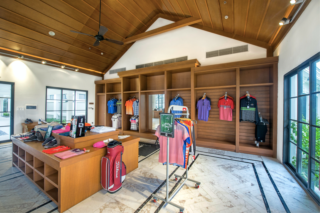 Toà nhà câu lạc bộ (Club House) có cửa hàng bán dụng cụ golf (shop Pro) được thiết kế theo phong cách hiện đại với những trang thiết bị và tiện nghi sang trọng, giúp các golfer tận hưởng những trải nghiệm vượt trội.