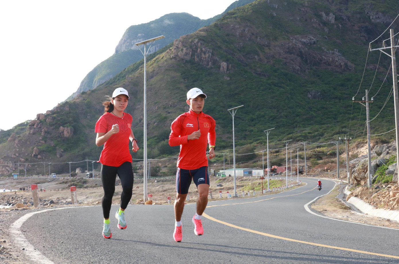 Hoàng Thị Ngọc Hoa và Hoàng Nguyên Thanh 'test' đường chạy ven biển.