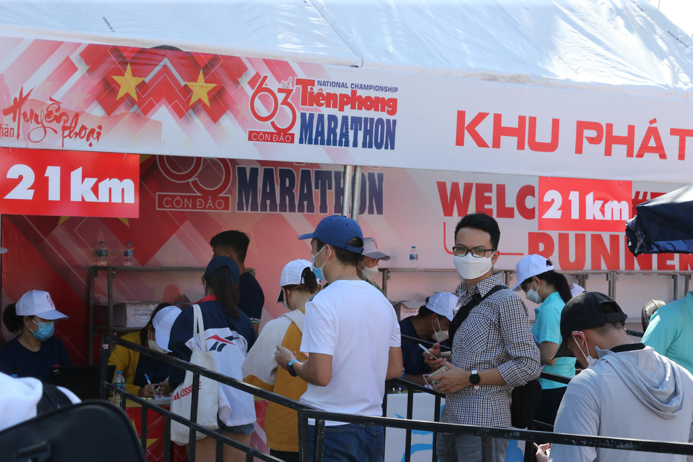 Ngay từ khi mở quầy phát racekit, Quảng trường Côn Đảo đã náo nhiệt hơn bao giờ hết khi hàng trăm runner tập trung ở đây và xếp hàng để vào làm thủ tục.