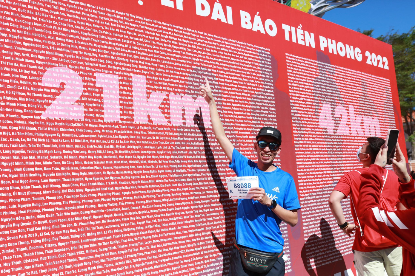 Sau khi nhận được BIB, nhiều runner di chuyển về khu vực bảng tên của giải để check-in cùng với tên của mình.