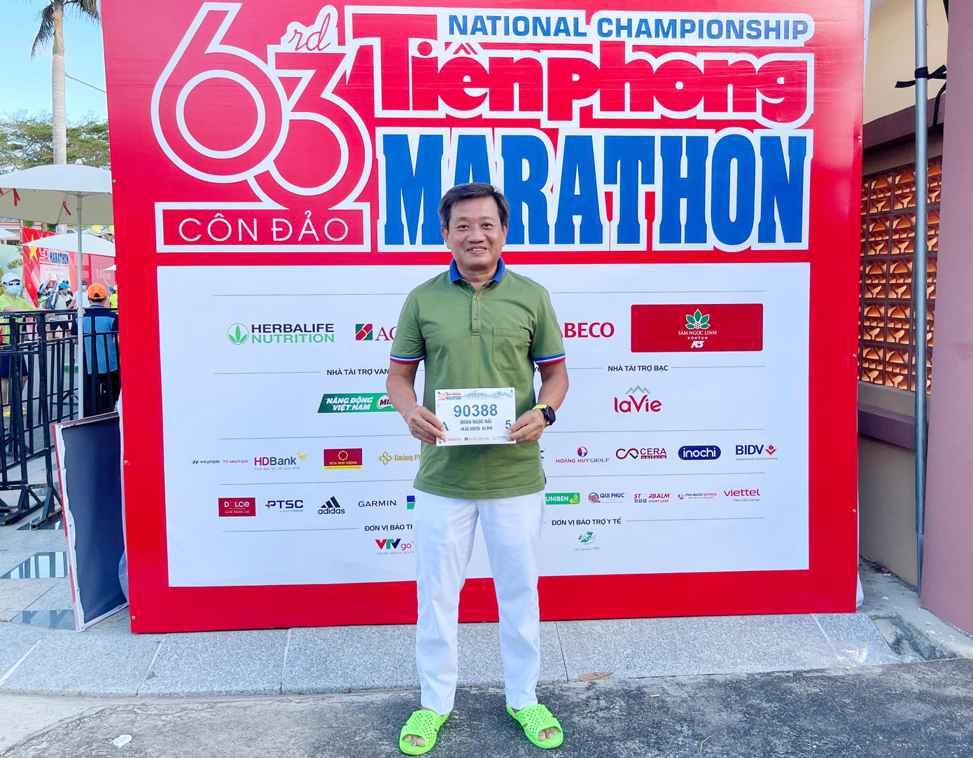 &quot;Tôi đến Côn Đảo lần thứ 26 và đây là lần đầu tiên đến Côn Đảo dự một giải chạy - Tiền Phong Marathon 2022. Tôi rất vui khi được dự một giải chạy của hệ thống quốc gia trên hòn đảo này. Tôi đến đây từ tối hôm qua nhưng tôi chưa đi khảo sát, nghe anh em hệ đội tuyển nói là đường tương đối dốc cao và sẽ khó khăn cho tất cả VĐV nhưng tôi sẽ cố gắng”, ông Đoàn Ngọc Hải cho biết sau khi nhận BIB.