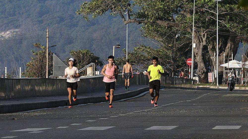 Để chuẩn bị cho Tiền Phong Marathon 2022, những vận động viên chuyên nghiệp đầu tiên đã có mặt tại Côn Đảo để luyện tập và làm quen địa hình thi đấu trên mảnh đất thiêng, sẵn sàng cho ngày tranh tài.