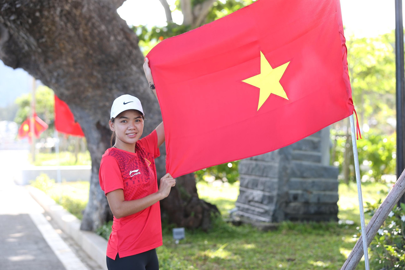 Đương kim Á quân marathon Hoàng Thị Ngọc Hoa (Bình Phước) chia sẻ: &quot;Hình ảnh về những con đường phủ đỏ cờ Tổ quốc tại Tiền Phong Marathon qua từng mùa giải vẫn in sâu trong trí nhớ của tôi. Chạy giữa rừng cờ đỏ sao vàng Việt Nam luôn mang đến cho tôi cảm xúc khó tả. Nó như tiếp thêm năng lượng, truyền cảm hứng để tôi cố gắng hoàn thành cự ly của mình, dù đường chạy có khắc nghiệt đến mấy&quot;.