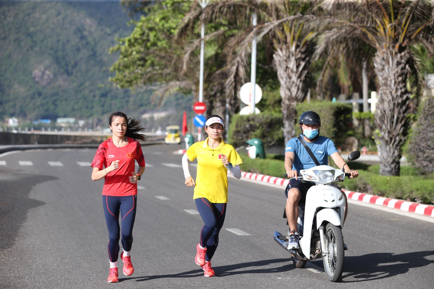 Vào những ngày đầu hè, 6-7h sáng, mặt trời đã lên cao gây không ít khó khăn cho quá trình tập luyện của các VĐV. Ảnh: VĐV Lò Thị Thanh (Sơn La) thi đấu cự ly bán marathon nữ tuyển và kỷ lục gia SEA Games Nguyễn Thị Oanh từng 5 lần liên tiếp vô địch 5 km nữ tuyển tại Tiền Phong Marathon 2022.