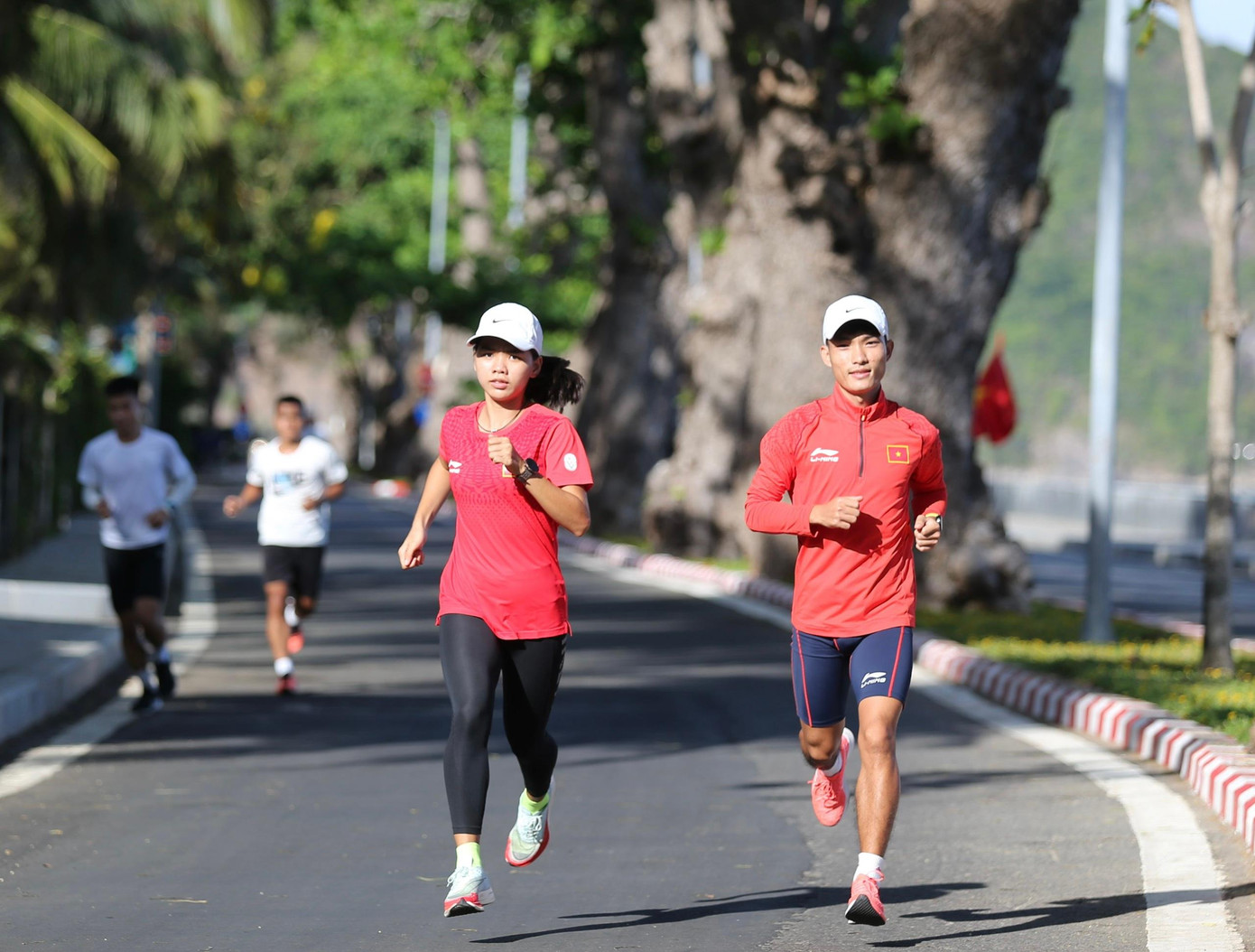 Vị trí xuất phát và về đích của giải Tiền Phong Marathon 2022 nằm ngay cột cờ trung tâm đường Tôn Đức Thắng (Côn Đảo). Đây là địa điểm mà nhiều VĐV lựa chọn để rèn quân chuẩn bị cho giải. Ảnh: Á quân marathon Hoàng Thị Ngọc Hoa và Quán quân marathon Hoàng Nguyên Thanh hướng đến mục tiêu vô địch tại giải năm nay.