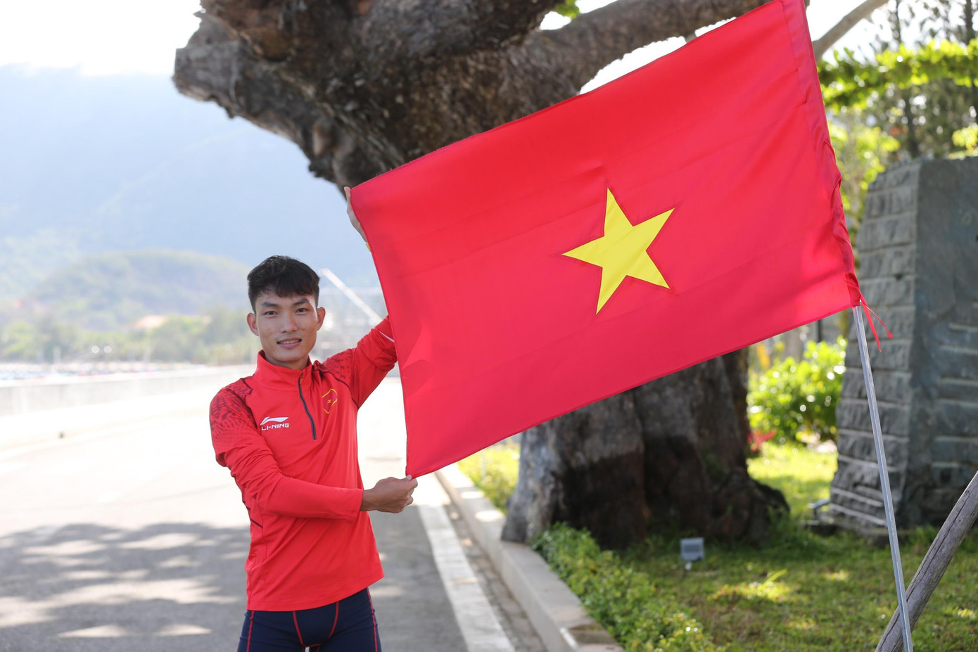 Nhà vô địch marathon Hoàng Nguyên Thanh (Bình Phước) cho rằng cung đường chạy rợp kín cờ đỏ sao vàng là hình ảnh đẹp nhất của Tiền Phong Marathon. Năm nay, chạy giữa &quot;những dặm cờ Tổ Quốc&quot; trên mảnh thiêng đất ghi đầy dấu ấn lịch sử Côn Đảo, chắc chắn sẽ dâng đầy cảm xúc tự hào. Bất cứ VĐV nào cũng mong muốn được chạy ở những cung đường mang lại cảm xúc thiêng liêng như vậy.
