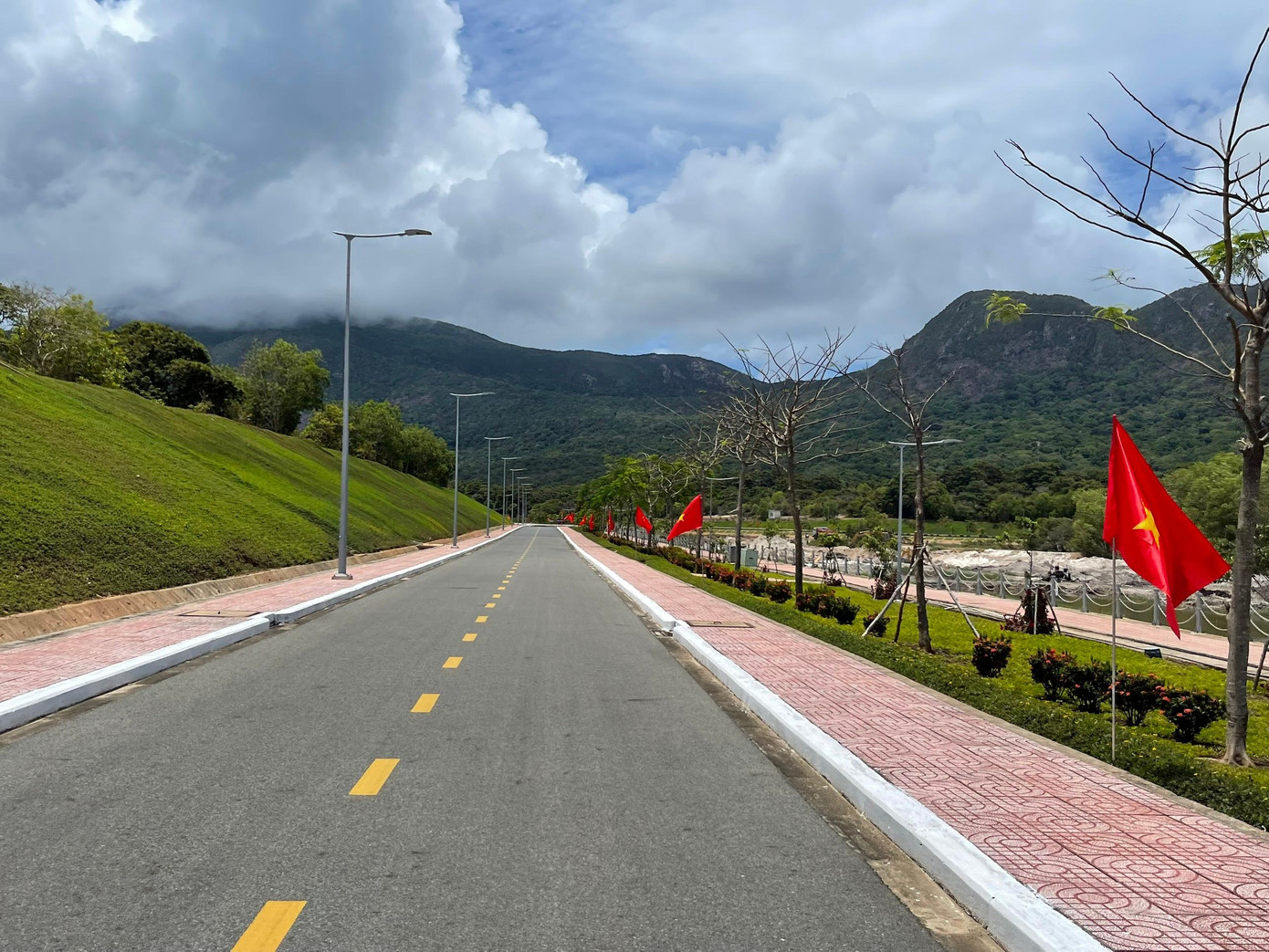 Chạy dưới rừng cờ Tổ quốc thiêng liêng luôn mang lại cảm giác đặc biệt với các vận động viên (VĐV). Điều này không chỉ khơi dậy tình yêu quê hương, đất nước, mà còn tạo động lực rất lớn, giúp VĐV thi đấu mạnh mẽ và quyết tâm hơn, để hoàn thành đường đua một cách đầy nỗ lực.