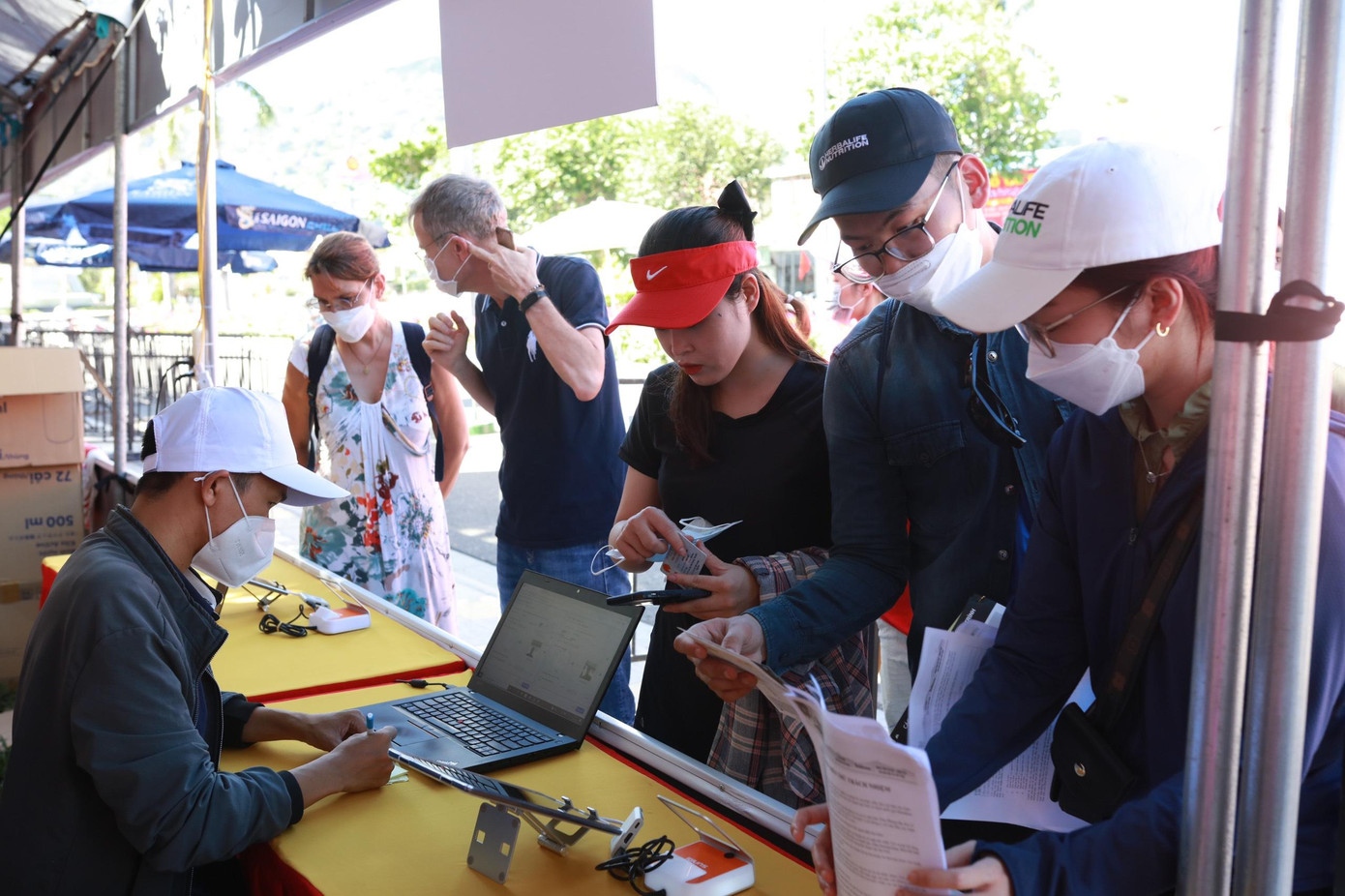 Thời tiết nắng nóng không ngăn được bước chân hàng trăm runner đổ về quảng trường Côn Đảo. Ai cũng hào hứng và mong ngóng được nhận tấm BIB của mình sớm nhất có thể.