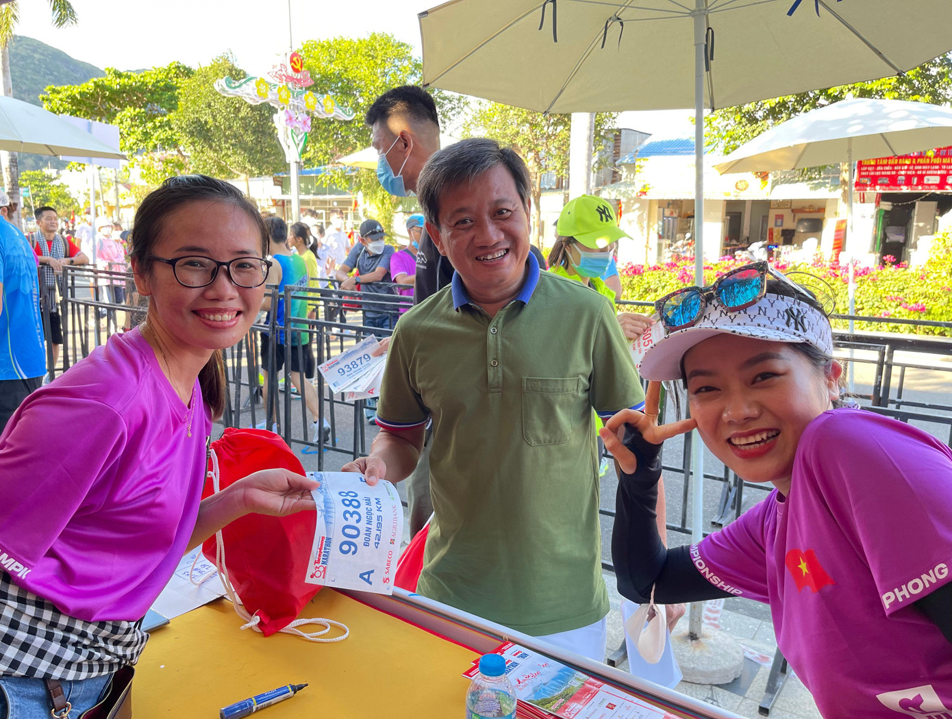 VĐV và tình nguyện viên vui mừng, phấn khởi khi chụp hình lưu niệm cùng Cựu Phó chủ tịch UBND quận 1.