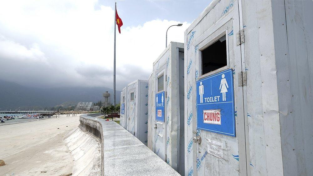 Nhà vệ sinh được bố trí dọc đường chạy, sẵn sàng đi vào hoạt động.