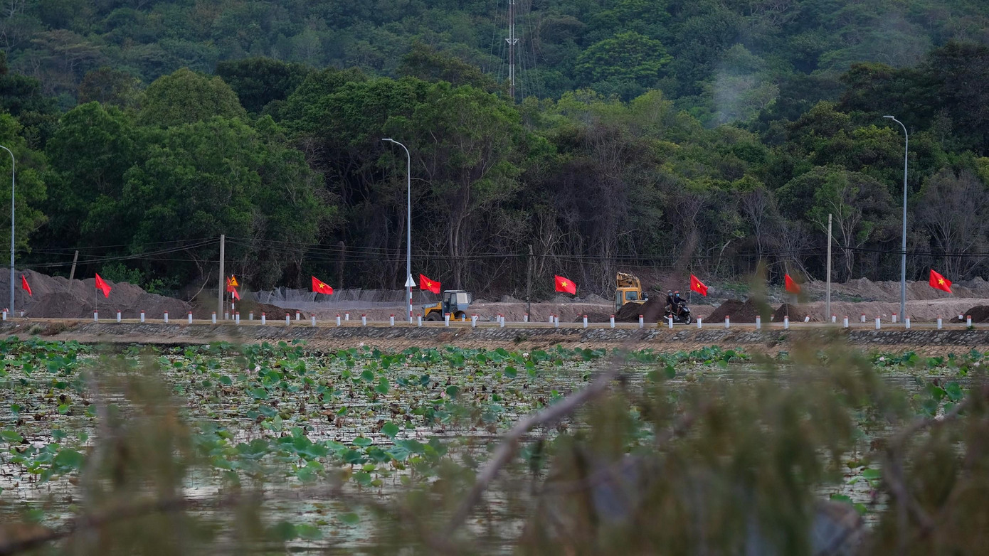 Bên cạnh ngày tranh tài, Tiền Phong Marathon 2022 còn có các hoạt động bên lề ý nghĩa khác như: dâng hương, tri ân tại nghĩa trang Hàng Dương; nghi lễ chào cờ trên Quảng trường cột cờ, giới thiệu lá cờ Tổ quốc rộng 300m2; phát động các hoạt động bảo vệ môi trường, bảo vệ nguồn lợi thủy - hải sản quý giá của quốc gia...