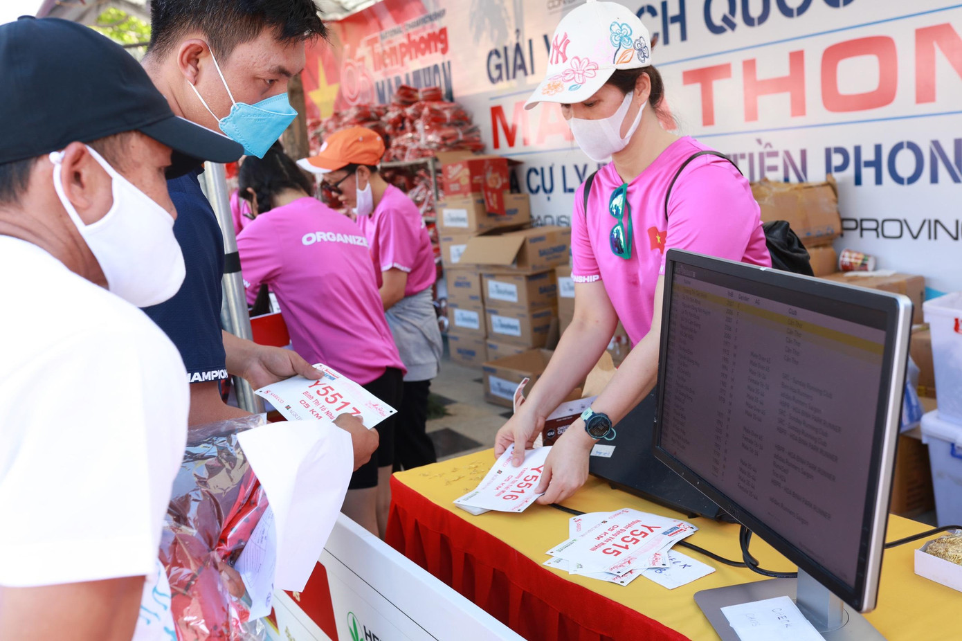 Điểm đặc biệt trong bộ racekit Tiền Phong Marathon 2022 là chiếc khăn rằn mang đậm nét văn hóa miền sông nước Nam bộ.