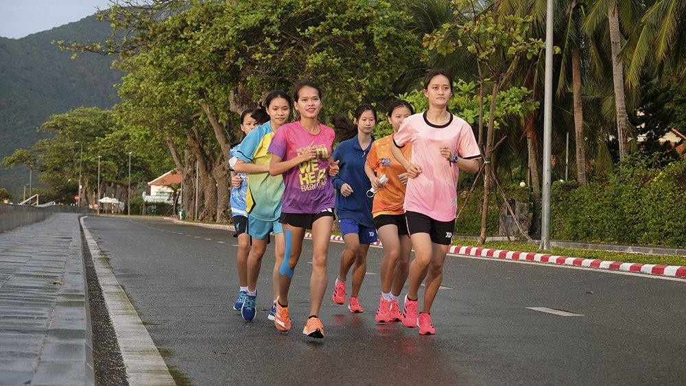 Đương kim vô địch Phạm Thị Hồng Lệ cũng có mặt tại Côn Đảo từ rất sớm. Năm nay, Hồng Lệ bất ngờ rút ngắn cự ly, xuống tranh tài ở nội dung 21 km.